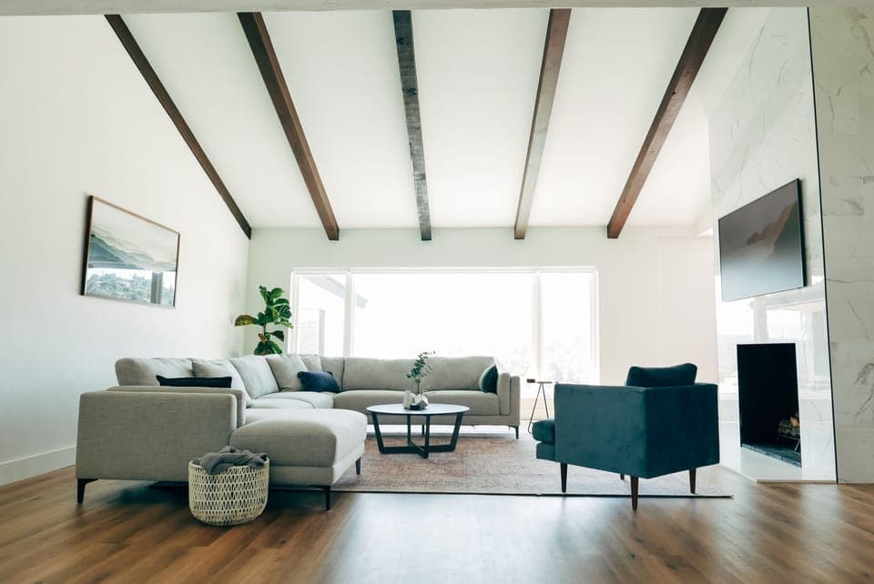 Large living room with vaulted ceiling and plenty of seating for large groups. 