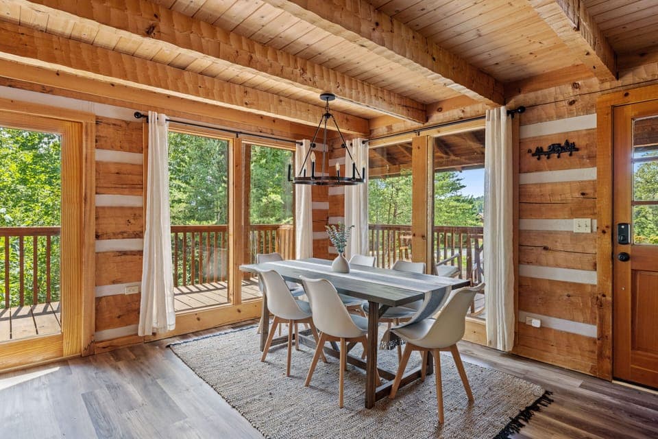 Seating for 8 guests. 
6 on the dining table and 2 on the kitchen bar area. 
