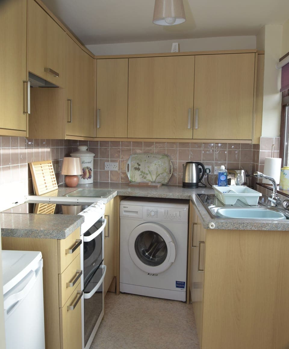 Kitchen, Fully E Fridge with freezer, washing machine, Microwave, Cooker D/Oven