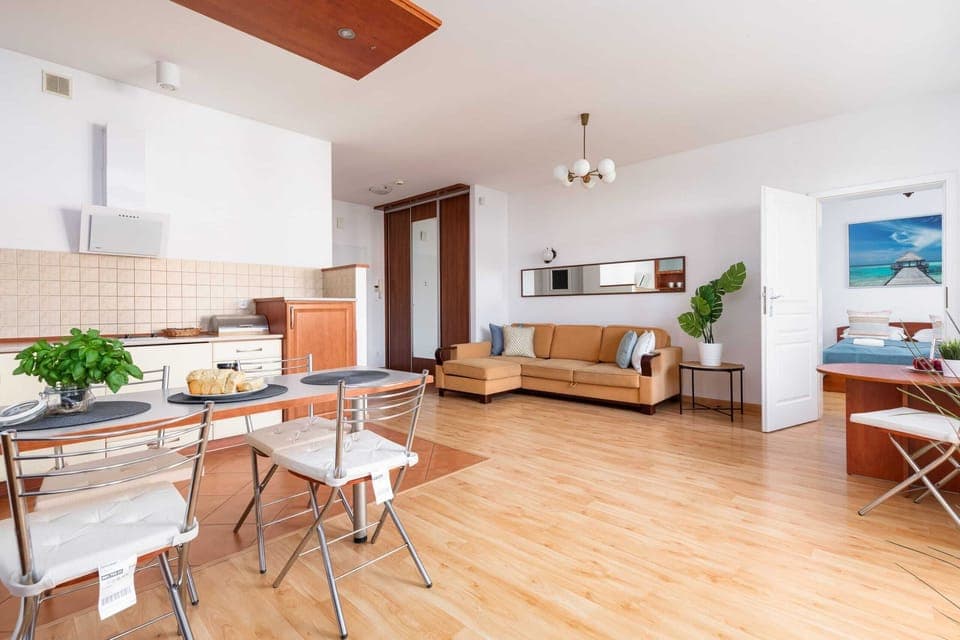 Spacious living room with full equipment. 