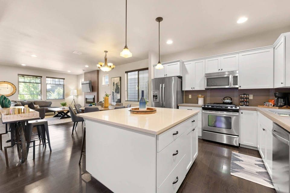 Cook delicious meals for breakfast, lunch, and dinner in this fully equipped kitchen. We suggest grabbing some ingredients from a local farm.