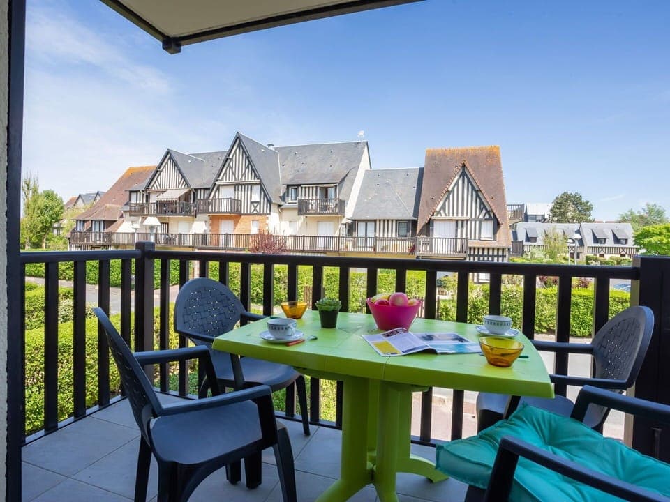 Sky, Plant, Building, Daytime, Property, Window, Tree, Architecture, Urban Design, Leisure