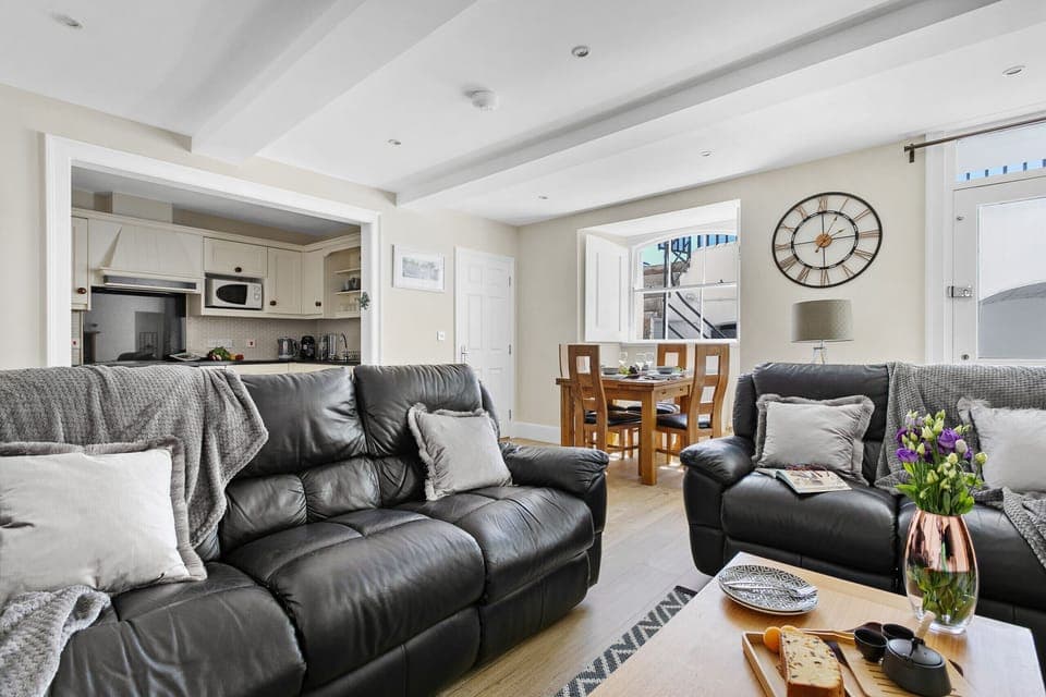 Fresh Escapes - Sovereign House - 2 Bed Apartment - Torquay