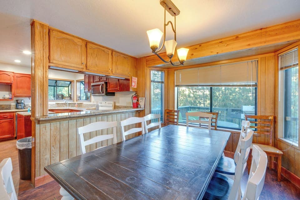 Dining Area | Dishware/Flatware Provided | 3rd Floor