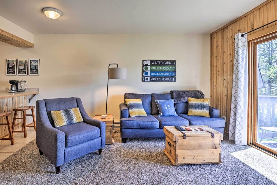 Living Room | Queen Sleeper Sofa | Smart TV w/ Cable | Free WiFi