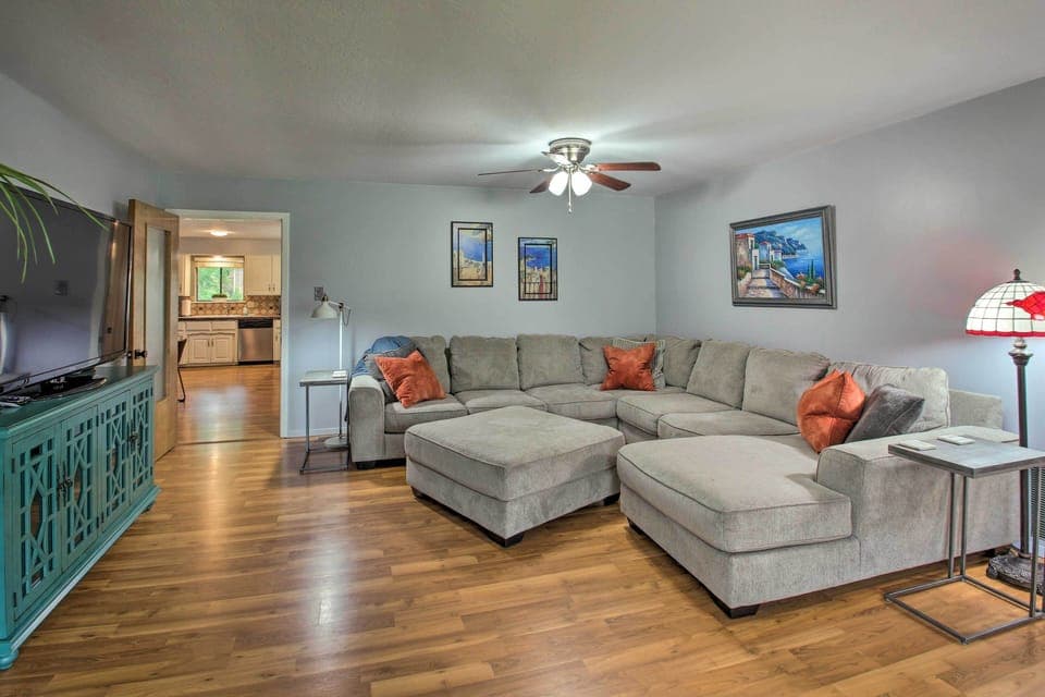 Living Room | Smart TV w/ Cable