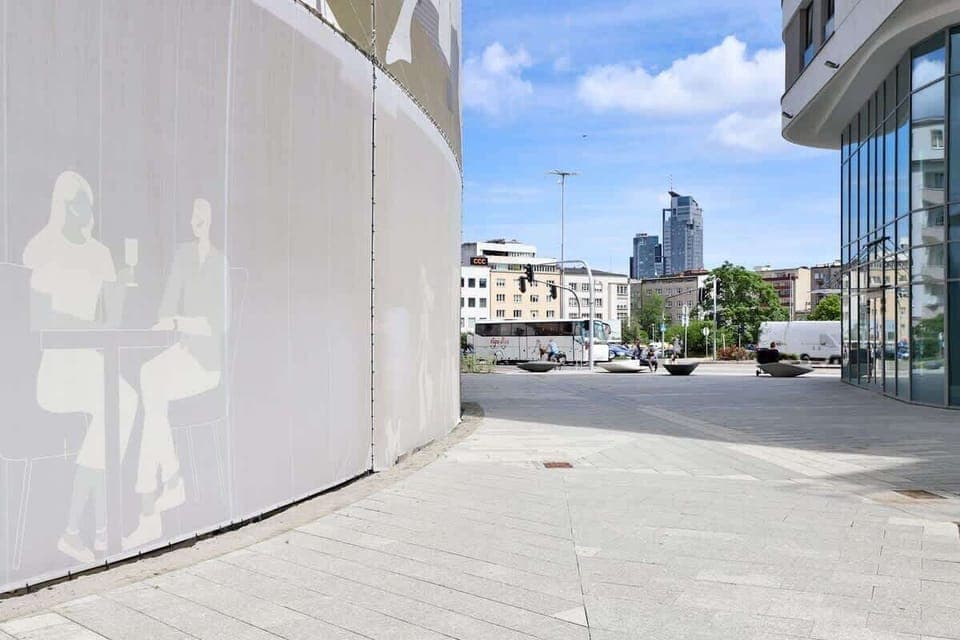 The building is close to charming restaurants and cafes. 