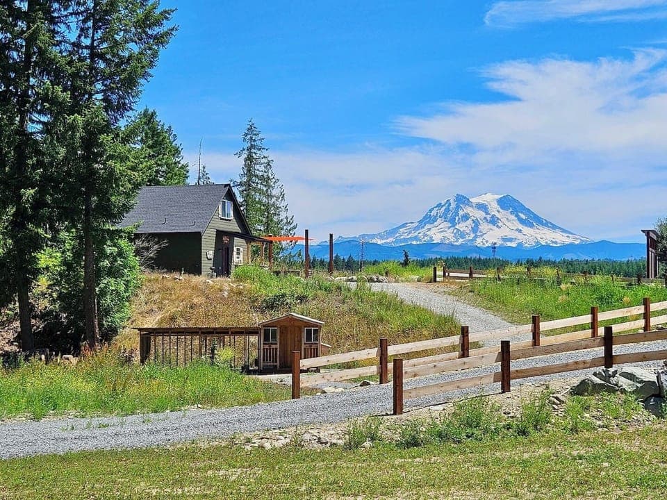 Welcome to Tahoma Ridge Cottage — where rustic charm meets cozy comfort! ✨ Your peaceful mountain getaway begins here.