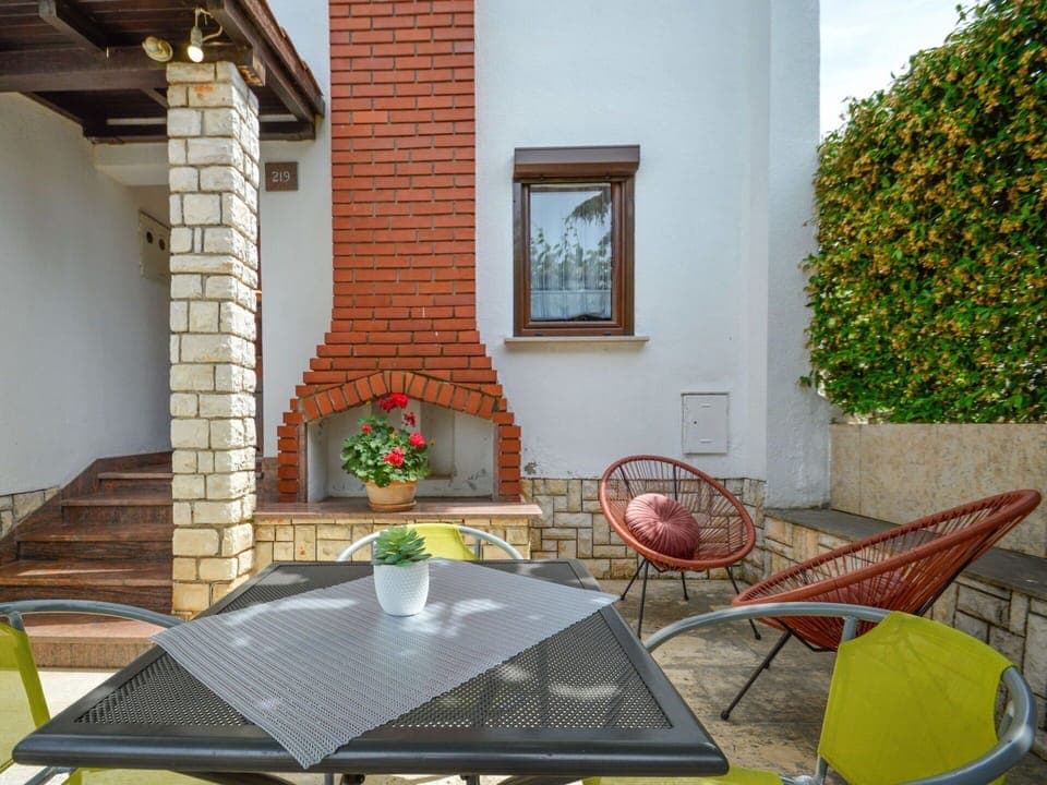 Table, Furniture, Plant, Property, Building, Flowerpot, Tableware, Chair, Flower, Wood