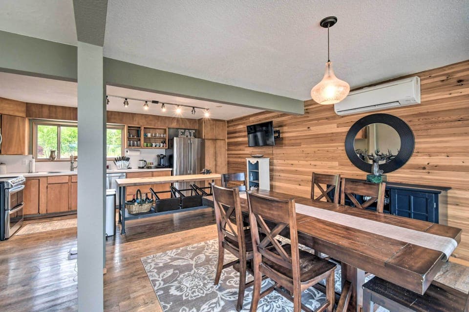 Dining Area | Dishware & Flatware Provided