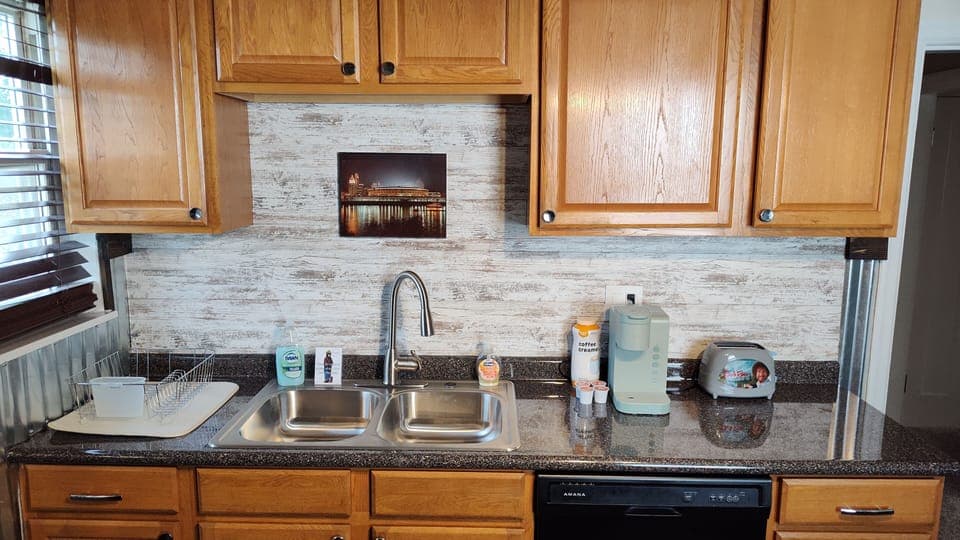 Kitchen, storage, Keurig Coffee Maker with  free coffee, creamer and sugar