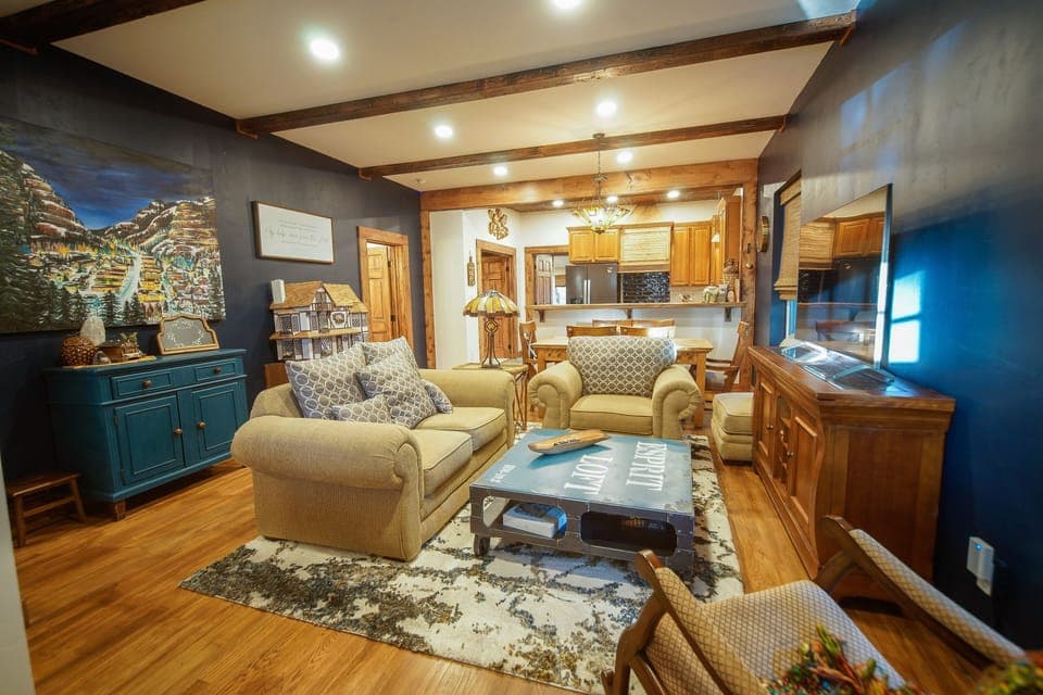 Comfortable living room with Smart TV and Wi-Fi.
