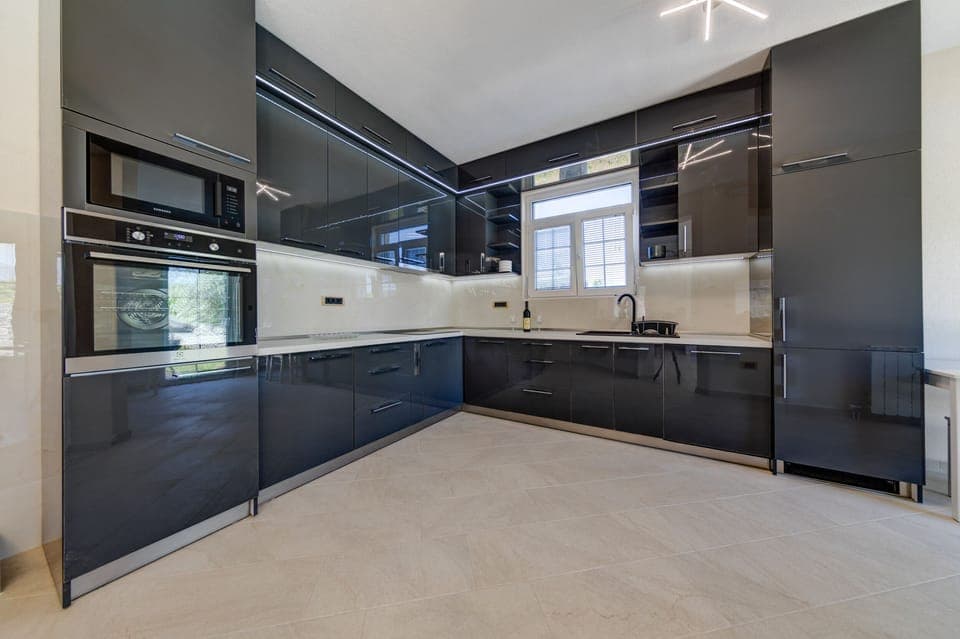 Brand new, fully furnished kitchen, equipped with all the necessary devices. 