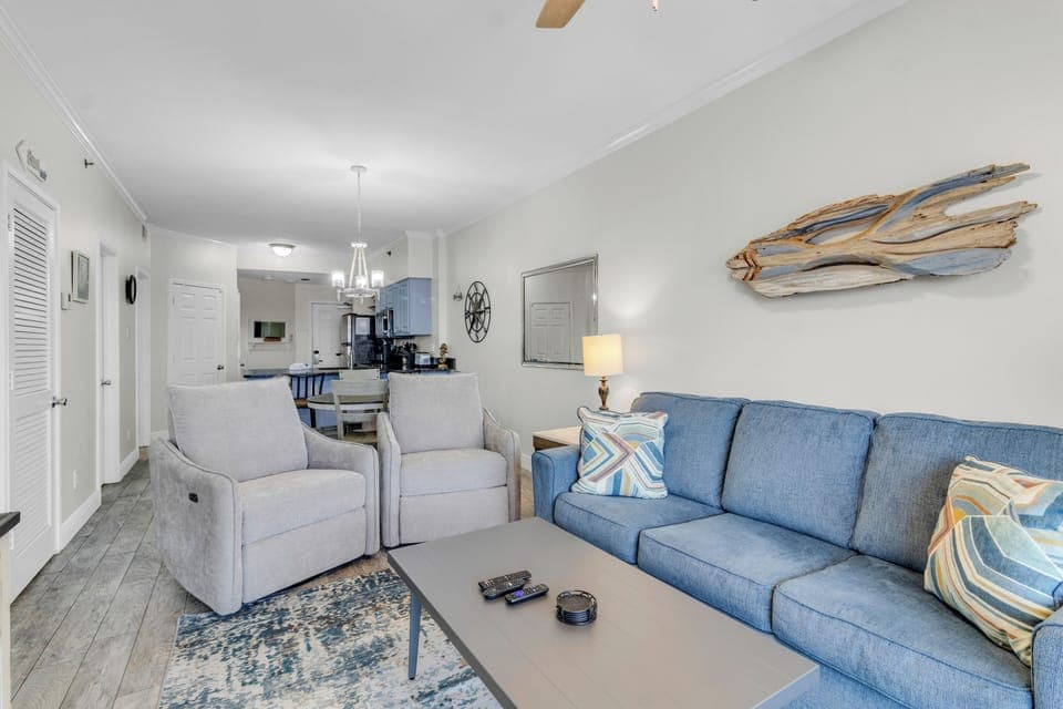 Tradewinds 1205, 2 bedroom 2 bathroom, 12th floor, sleeps 9. Managed by Island Rentals