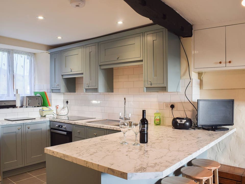 Wonderful kitchen with breakfast bar | Oak Cottage - Round Hill Farm, Kirkstone near Ambleside