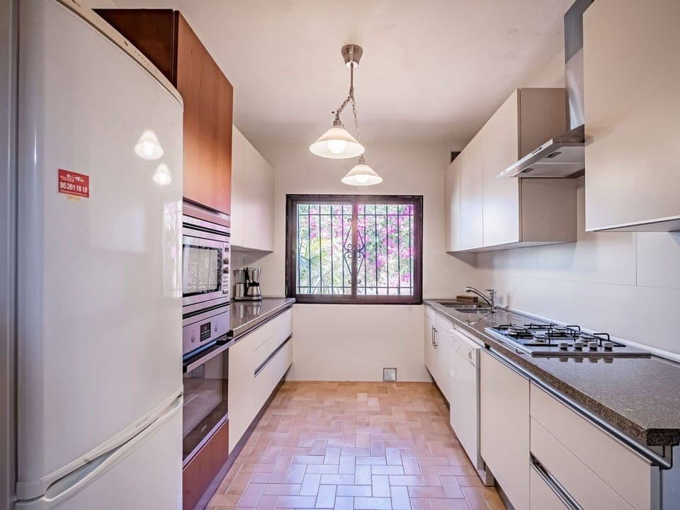 Cabinetry, Property, Furniture, Countertop, Building, Lighting, Interior Design, Kitchen, Wood, Flooring