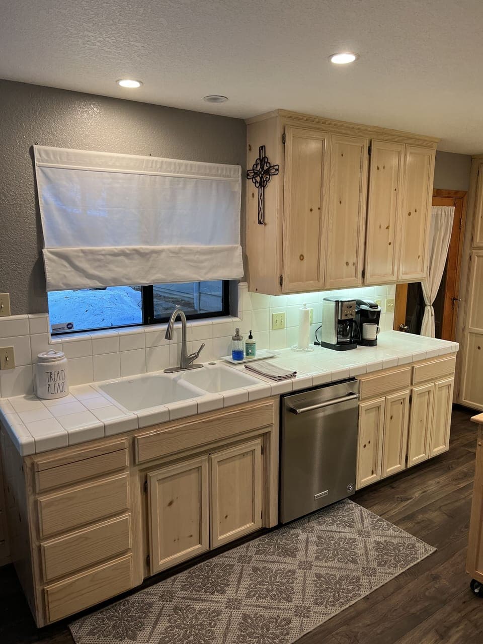 Kitchen fully loaded with everything you need to make the perfect holiday meal! 