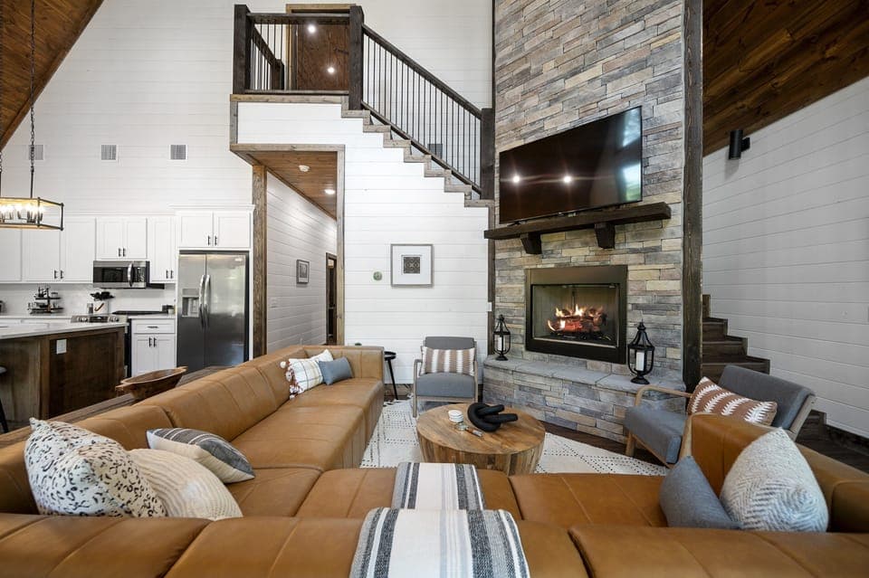 Living room with high vaulted ceilings and plenty of space for your entire group