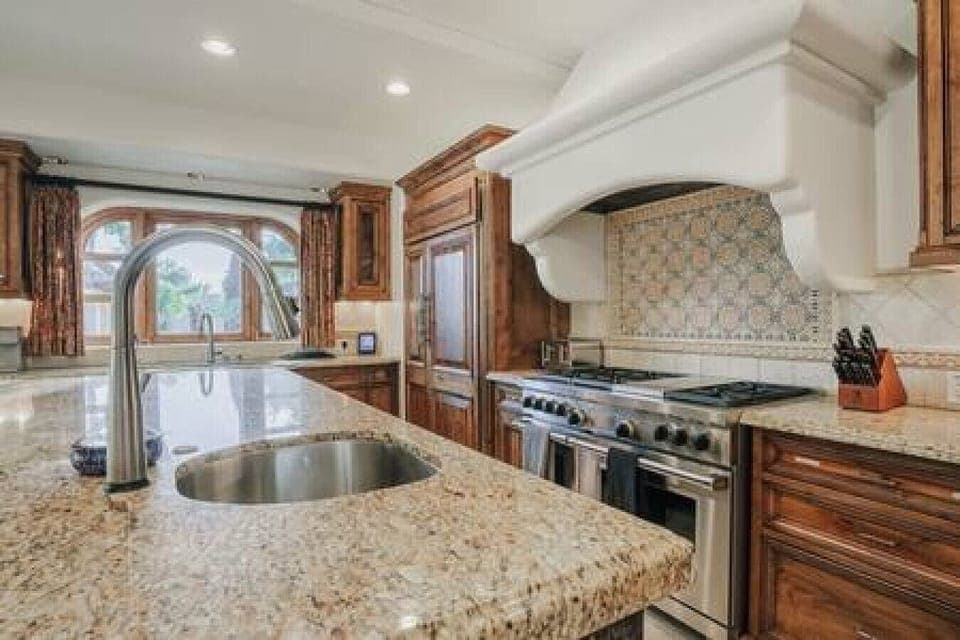 Kitchen, Fully Stocked