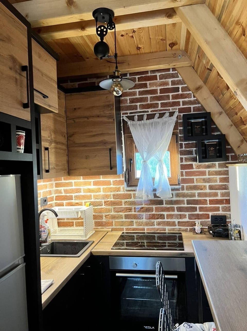 Full size kitchen. Small but gold