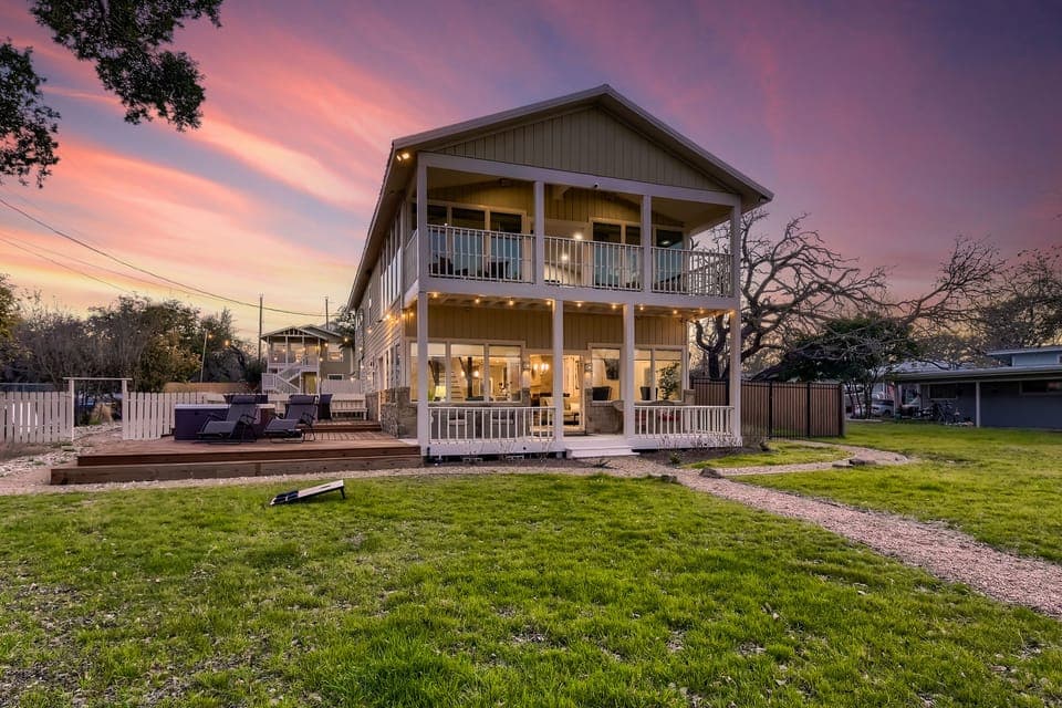 Luxury Lakeside Estate - Main House with a Studio and Garage Apartment