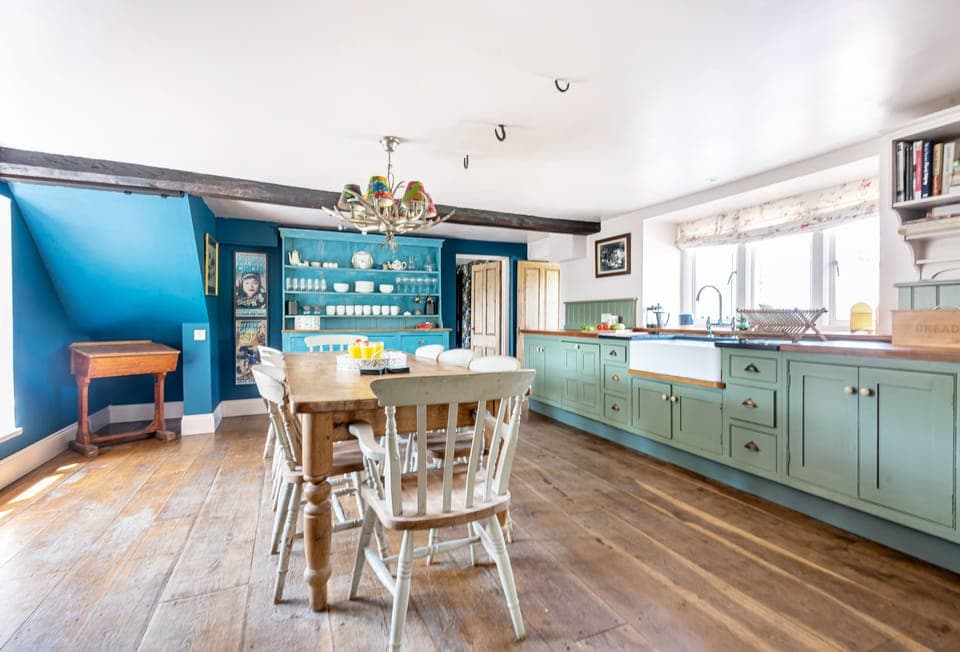 Lower Fifehead Farm, Sturminster Newton: The kitchen with breakfast table