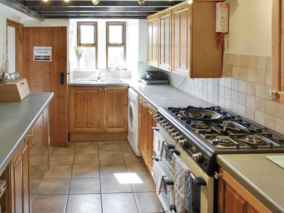 Well-equipped fitted kitchen | Bellypig Cottage, Bellerby near Leyburn
