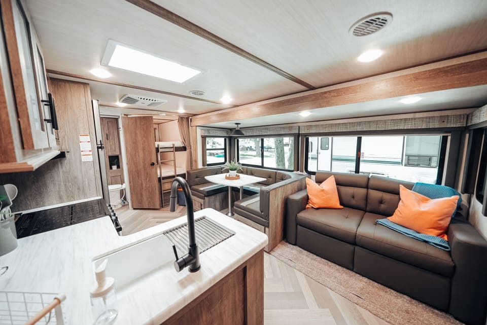 Entry views to Clementine's at the Lake