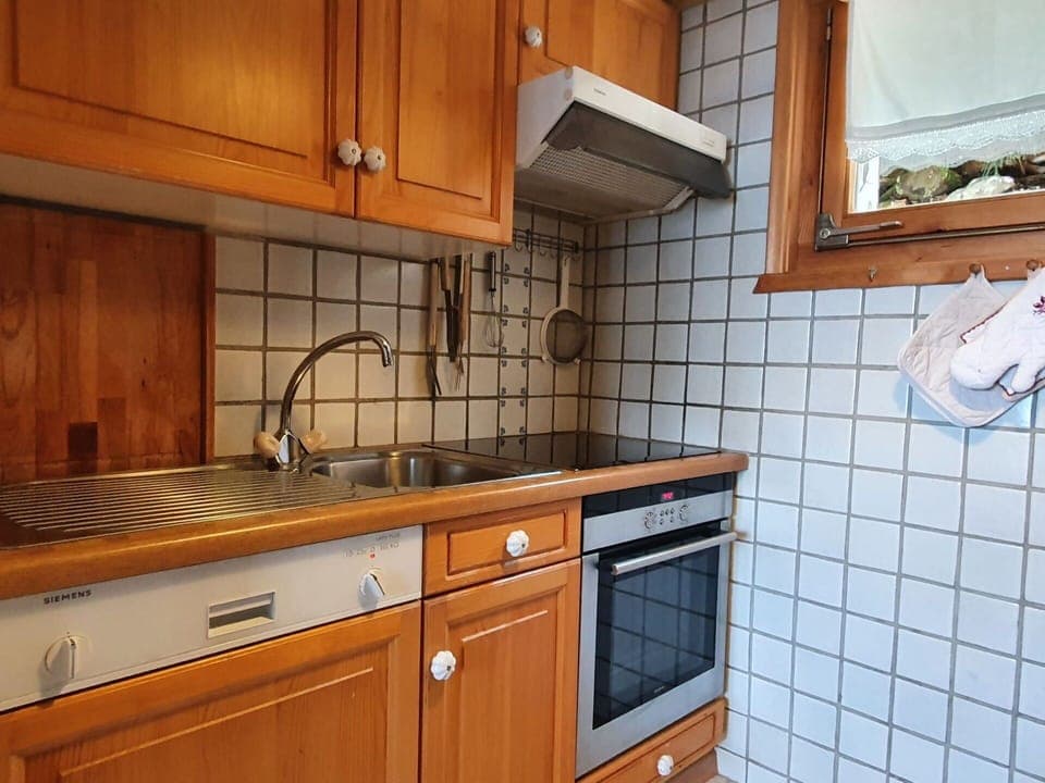 Countertop, Cabinetry, Kitchen Sink, Property, Tap, Sink, Plumbing Fixture, Kitchen, Building, Kitchen Stove