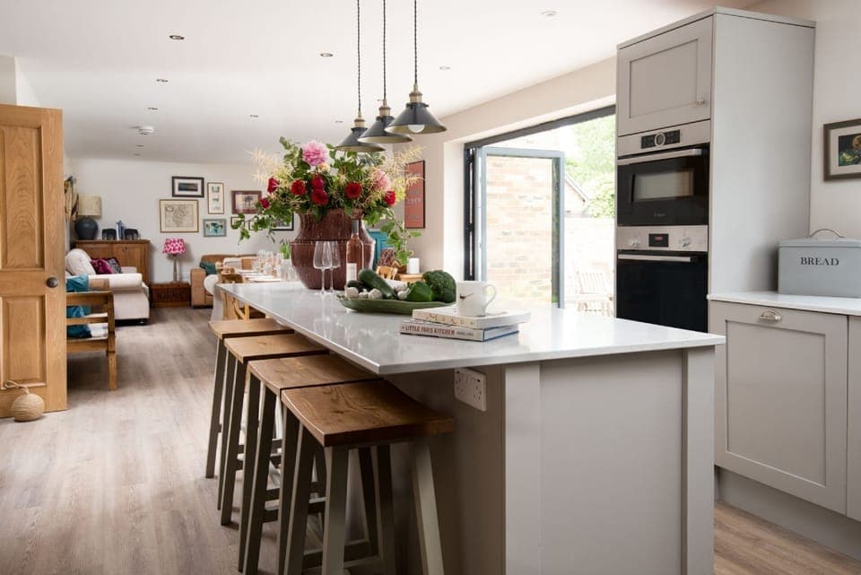 Partridge Lodge - additional bar seating at the kitchen island; an ideal spot for breakfast