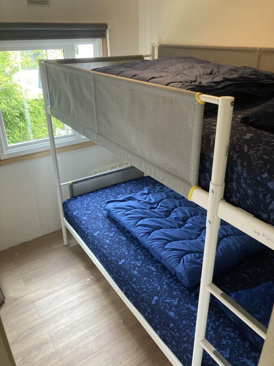 Single beds, pillow, cabinets – EEZZ