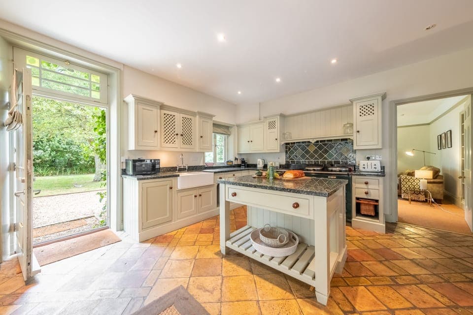 The Gardens, Burnham Market: The well-equipped farmhouse style kitchen