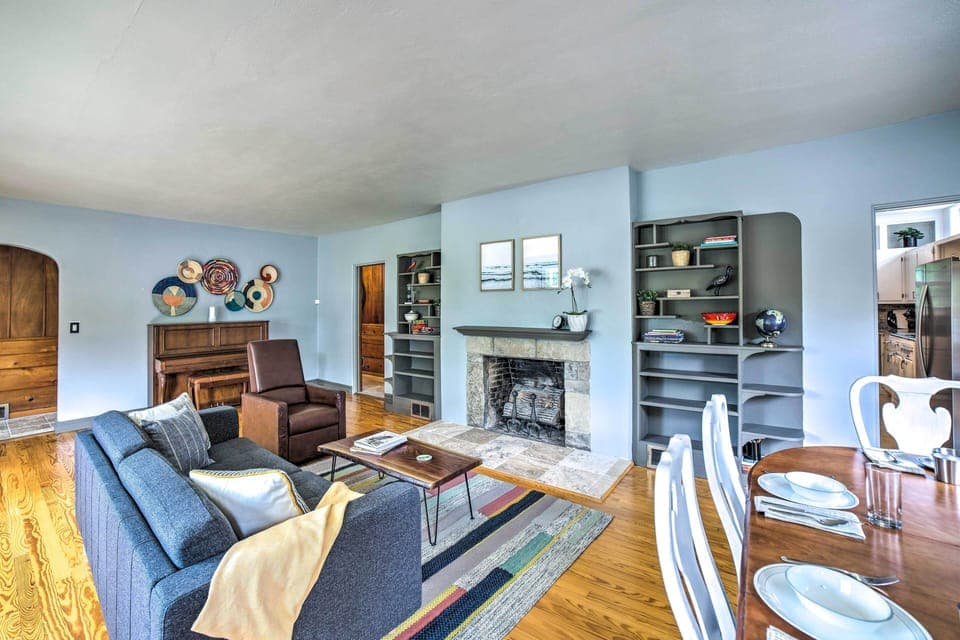 Living Room | Free WiFi | Central A/C