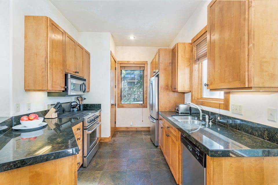 3.3-sunshine-at-terraces-telluride-vacation-rental-kitchen1