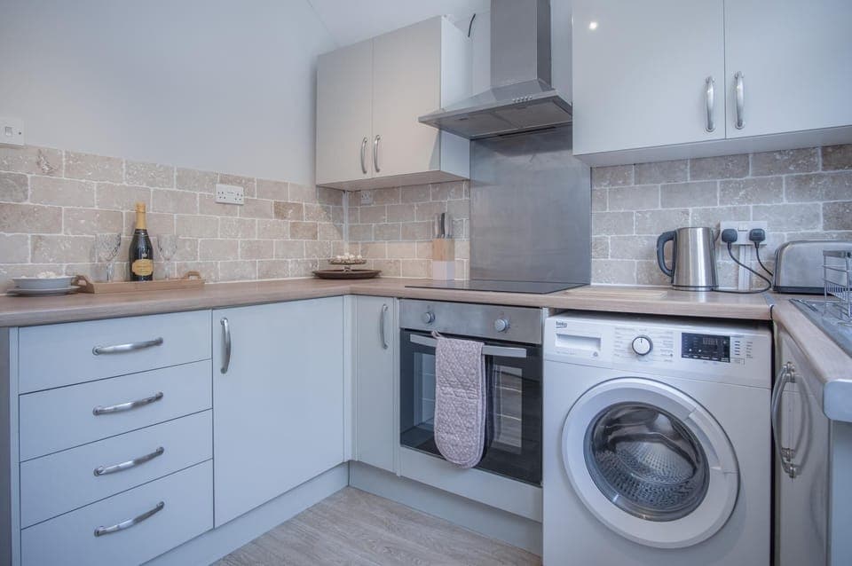 Langland Road - 2 Bedroom Town House - Mumbles (1748)