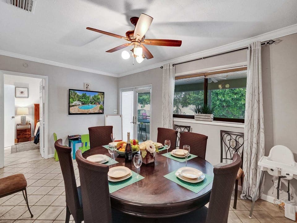 6 seaters Dining table