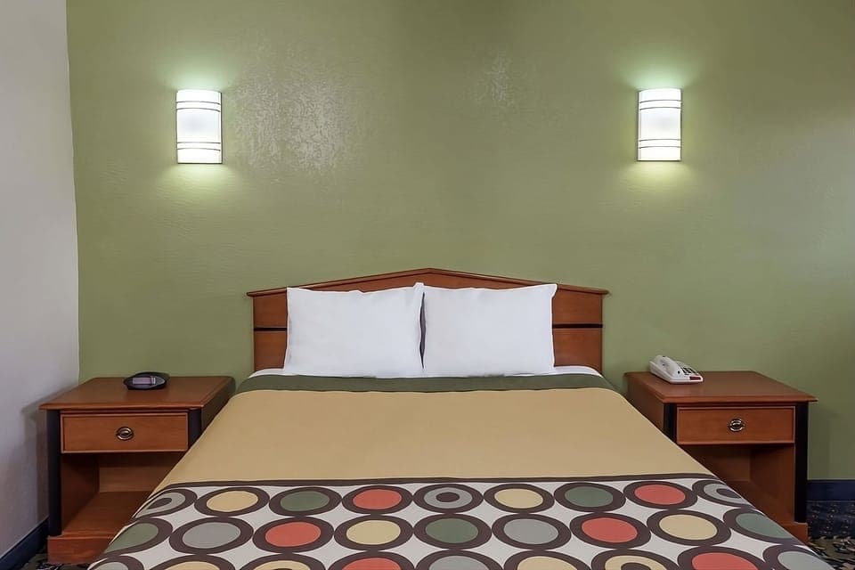 Unit w/ Queen size bed