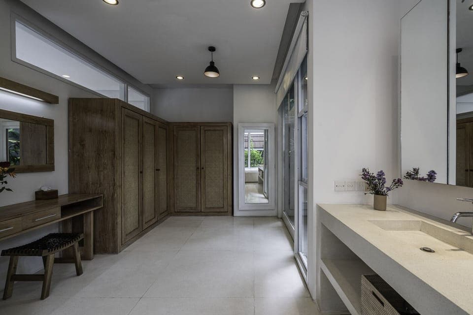 Ample storage space with make up table