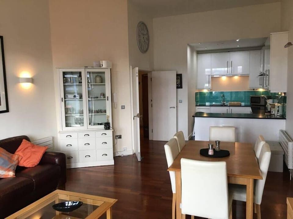 Spacious 2 bedroom fully equipped apartment with lovely open-plan Lounge, kitchen and dining room with high ceilings.