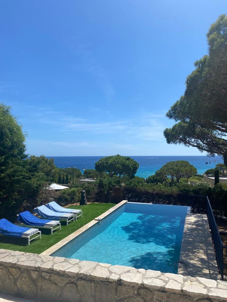 Heated swimming pool with six (6) sunbeds