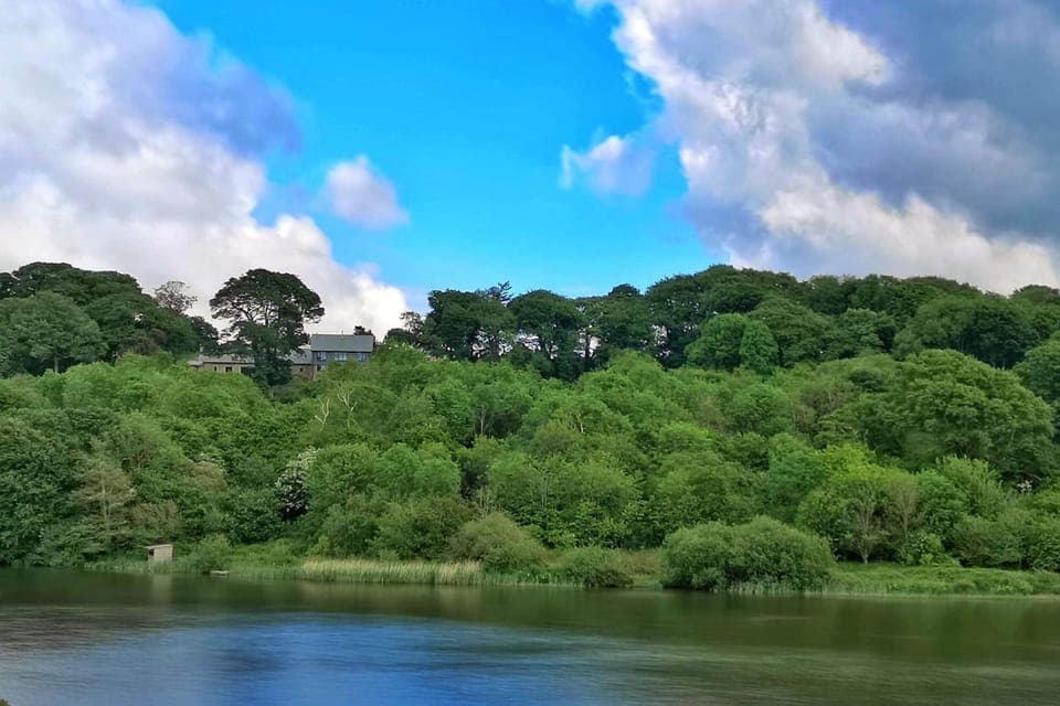 The glamping site overlooks the stunning Porth Reservoir and Cornish countryside