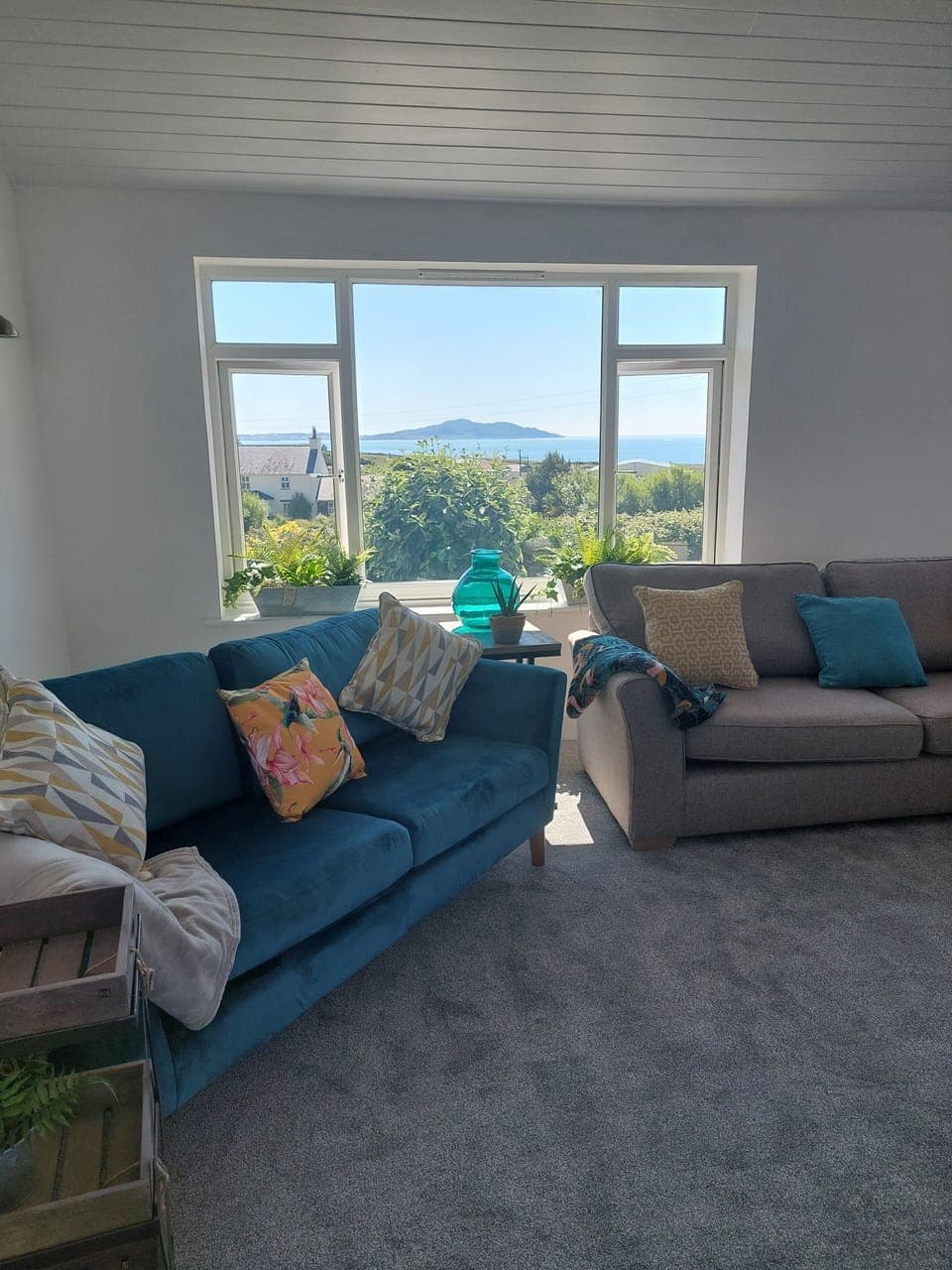 Spacious sitting room