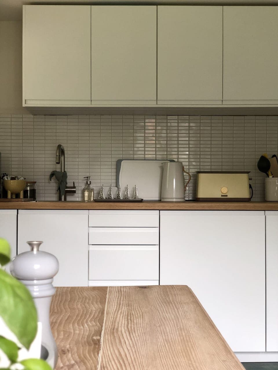 This is a fully equipped kitchen with quality equipment, dishwasher included!