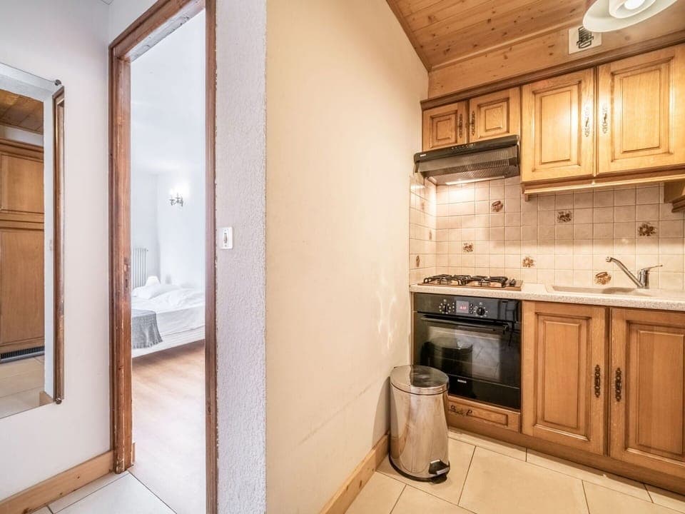 Property, Countertop, Cabinetry, Sink, Building, Kitchen Sink, Door, Kitchen Appliance, Tap, Wood