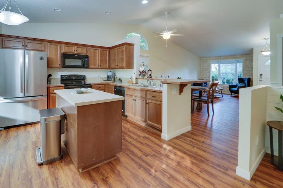 Kitchen | Cooking Basics | Toaster | Paper Towels/Trash Bags Provided