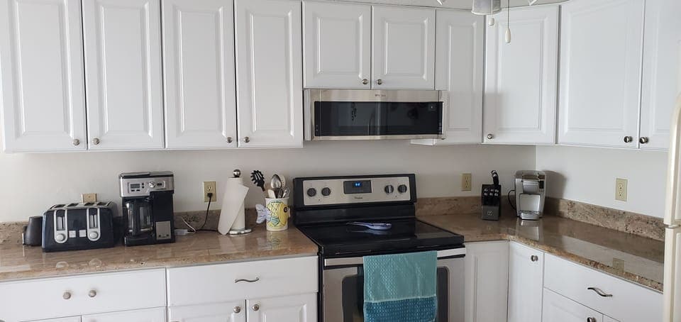 Kitchen with fully equipped. 