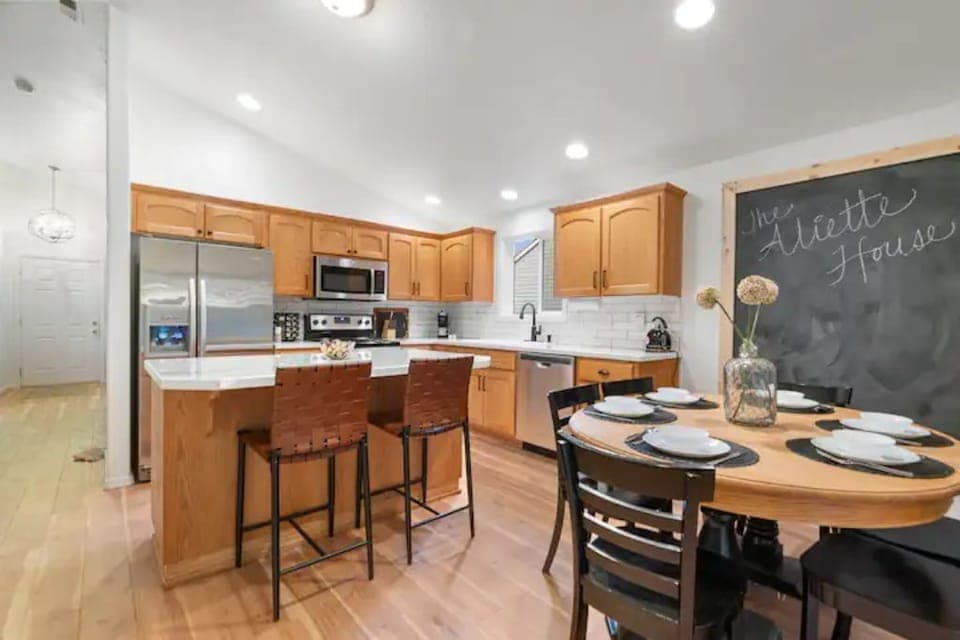 Fully stocked kitchen with seating for 6 at dining table + 2 bar stools
