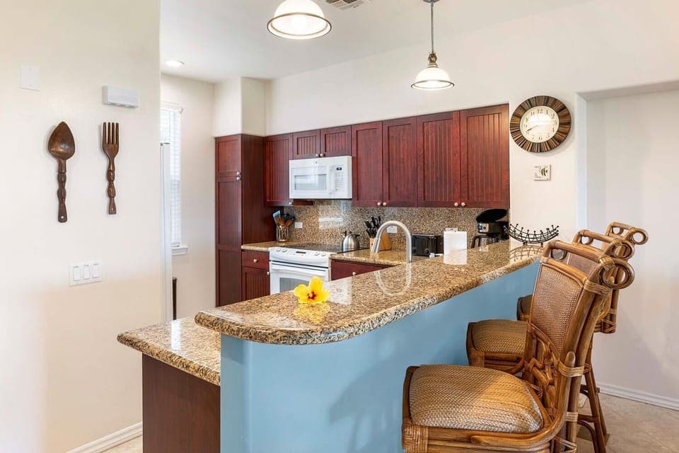 Breakfast bar with an adjacent dining area for 6