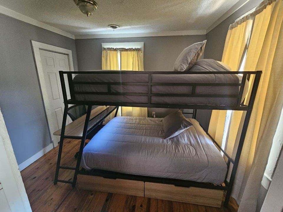 Big double bunkbed sleeps 4