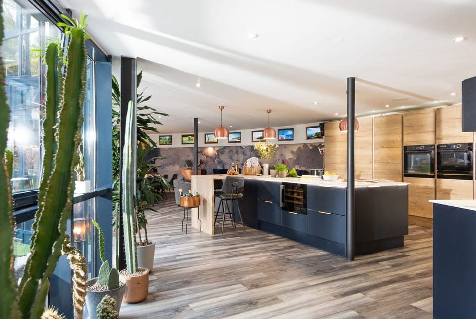 The kitchen with an oven, stovetop, microwave and coffee machine - Woolbrook Reservoir
